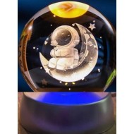 Ay Üstünde Astronot Tasarımlı Plastik Altlıklı Işıklı Cam Küre